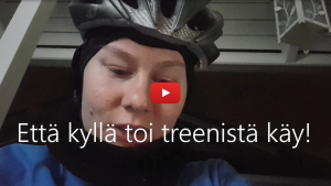Linkki Virtaa fillariin -talvikokeilun 2020 somevideoon, jossa kokeiluun osallistunut Heljä kertoo, miten ajoi työmatkan – tällä kertaa ilman lasta kyydissä - vähän reippaammin, jolloin se oli jo "ihan treeniä". Kuvassa Heljän kasvot. 