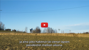 Linkki Virtaa fillariin -talvikokeilun 2020 minidokumenttiin, jossa kokeiluun osallistunut Heljä kertoo kokeilun kulusta. Kuvassa Heljä ajaa sähköpyörällä peltojen keskellä Espoon Laaksolahdessa. 
