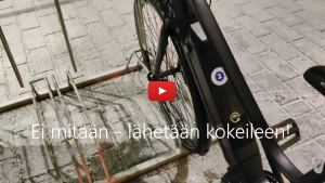 Linkki Virtaa fillariin -talvikokeilun 2020 somevideoon, jossa kokeiluun osallistunut Pipsa-Alisa kertoo fiiliksiä pyörästä heti sen saatuaan. Kuvassa sähköpyörä.