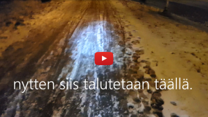 Linkki Virtaa fillariin -talvikokeilun 2020 somevideoon, jossa kokeiluun osallistunut Heljä kertoo, miten hänen työmatkansa meni rengasrikon takia taluttamiskeksi. Kuvassa lumista pyörätietä
