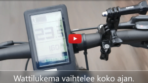 Linkki Virtaa fillariin -talvikokeilun 2020 somevideoon, jossa kokeiluun osallistunut Heljä esittelee pyörän wattimittarilla avustuksen toimintaa. Kuvassa sähköpyörän ohjauspaneeli. 